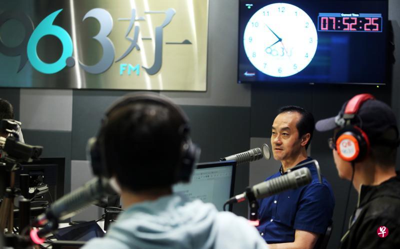 贸工部高级政务部长许宝琨医生(中)昨早上电台96.3好FM的《新闻主角》节目,为听众讲解国庆群众大会的新宣布,以及解答相关疑问。(林国明摄) 贸工部高级政务部长许宝琨医生(中)昨早上电台96.3好FM的《新闻主角》节目,为听众讲解国庆群众大会的新宣布,以及解答相关疑问。(林国明摄)