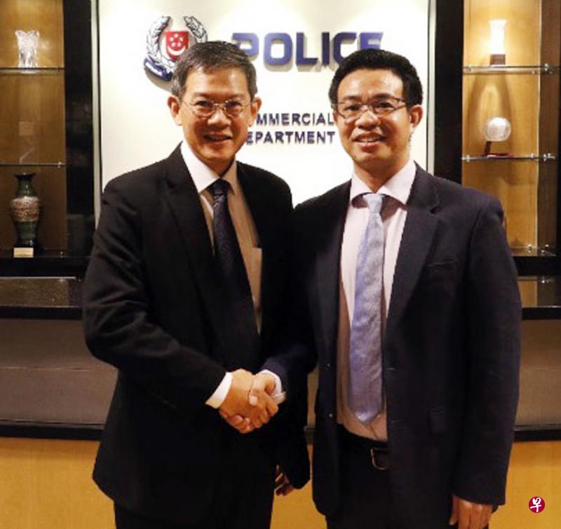 新加坡警察部队商业事务局局长周祥泰(左)和中国大使馆参赞兼总领事王家荣今年7月曾会面,为加强打击跨国犯罪而共同作出努力。(警方提供) 新加坡警察部队商业事务局局长周祥泰(左)和中国大使馆参赞兼总领事王家荣今年7月曾会面,为加强打击跨国犯罪而共同作出努力。(警方提供)