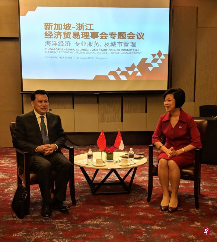 通讯及新闻部兼文化、社区及青年部高级政务部长沈颖(右),昨天与浙江省长袁家军亲切愉快交谈。(新加坡企发局提供) 通讯及新闻部兼文化、社区及青年部高级政务部长沈颖(右),昨天与浙江省长袁家军亲切愉快交谈。(新加坡企发局提供)