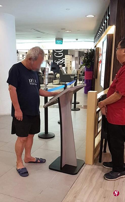 白发老汉被指多次在三巴旺吃霸王餐。(陈佩敏 摄) 白发老汉被指多次在三巴旺吃霸王餐。(陈佩敏 摄)