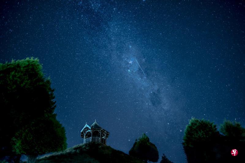 满天星斗,陪伴我们一起赏企鹅。 满天星斗,陪伴我们一起赏企鹅。