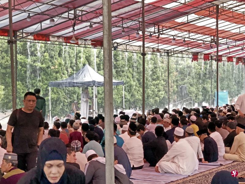 尽管滂沱大雨,1000多名回教徒顺利在与两个中元会共享的帆布帐篷中完成哈芝节祈祷仪式,凸显了宗教和谐的可贵。(穆仁理提供) 尽管滂沱大雨,1000多名回教徒顺利在与两个中元会共享的帆布帐篷中完成哈芝节祈祷仪式,凸显了宗教和谐的可贵。(穆仁理提供)