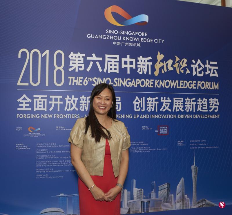 中新广州知识城董事长陈萃菁说:“中新广州知识城产业联盟是我们一个重要的创举,它将为入驻企业打造一个有宜的生态环境,促成企业合作发展和加速成果转化。”(中新广州知识城提供) 中新广州知识城董事长陈萃菁说:“中新广州知识城产业联盟是我们一个重要的创举,它将为入驻企业打造一个有宜的生态环境,促成企业合作发展和加速成果转化。”(中新广州知识城提供)