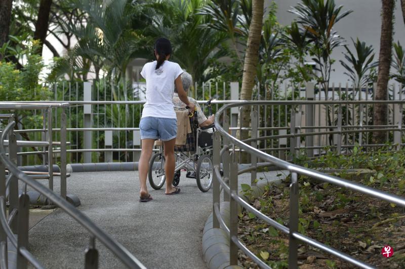 看护责任往往落在单身女性的身上,家人须给予支持。(档案照片) 看护责任往往落在单身女性的身上,家人须给予支持。(档案照片)