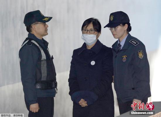 今年5月4日,崔顺实在法警的押送下抵达首尔瑞草区高等法院。(中新网) 今年5月4日,崔顺实在法警的押送下抵达首尔瑞草区高等法院。(中新网)