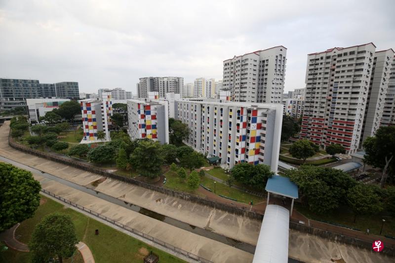 政府日前宣布让屋龄70年而未被列入选择性整体重建计划的组屋,让屋主将来可在自愿提早重建计划下,投票表决是否把组屋卖回给政府,让政府收回土地重新发展。(档案照) 政府日前宣布让屋龄70年而未被列入选择性整体重建计划的组屋,让屋主将来可在自愿提早重建计划下,投票表决是否把组屋卖回给政府,让政府收回土地重新发展。(档案照)