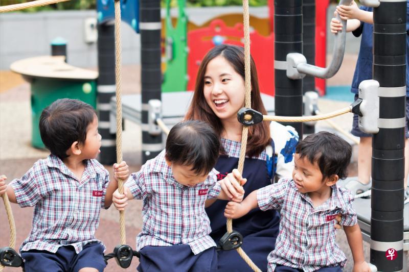 位于榜鹅的伊桥幼儿园附近有适合各年龄层孩童的绿地与游乐场设施,学生每天有一小时到户外玩乐与学习。(伊桥幼儿园提供) 位于榜鹅的伊桥幼儿园附近有适合各年龄层孩童的绿地与游乐场设施,学生每天有一小时到户外玩乐与学习。(伊桥幼儿园提供)