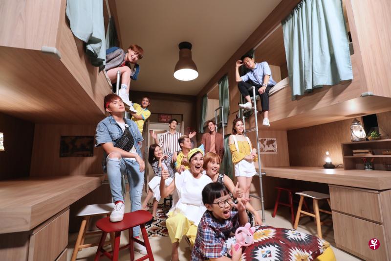 《带你去走走》全体演员在电视台新搭的影棚里大合照。(陈来福摄) 《带你去走走》全体演员在电视台新搭的影棚里大合照。(陈来福摄)