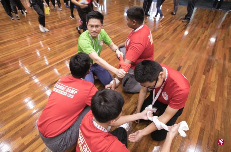 带队教师许俊德(绿衣)认为,和30年前相比,现在的制服团体更强调沟通和辅导。(教育部提供) 带队教师许俊德(绿衣)认为,和30年前相比,现在的制服团体更强调沟通和辅导。(教育部提供)