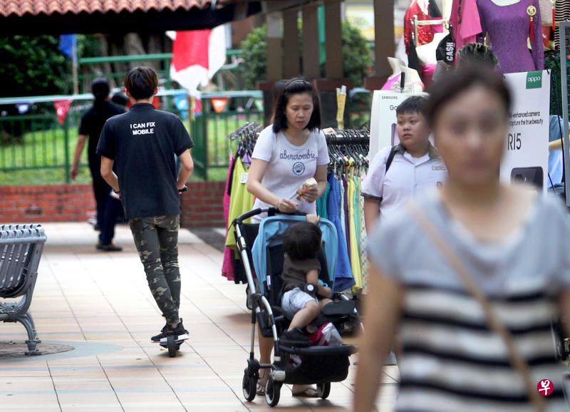 许多人行道都相当狭窄,一些电动踏板车等个人代步工具使用者的车速太快,很容易与行人发生碰撞,活跃通勤咨询小组因此建议减低在人行道上的车速。(林泽锐摄) 许多人行道都相当狭窄,一些电动踏板车等个人代步工具使用者的车速太快,很容易与行人发生碰撞,活跃通勤咨询小组因此建议减低在人行道上的车速。(林泽锐摄)