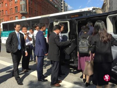 中方贸易代表在华府与美方官员会谈后离场。(法新社)
中方贸易代表在华府与美方官员会谈后离场。(法新社)