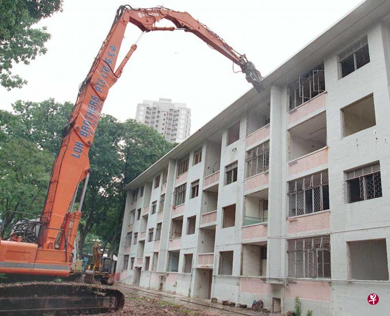 1995年旧貌文忠路的这座四层楼组屋是1995年首批获选进行选择性整体重建的其中一座旧组屋,这一带共有七座组屋被拆除,腾出土地重新发展。(档案照片) 1995年旧貌文忠路的这座四层楼组屋是1995年首批获选进行选择性整体重建的其中一座旧组屋,这一带共有七座组屋被拆除,腾出土地重新发展。(档案照片)