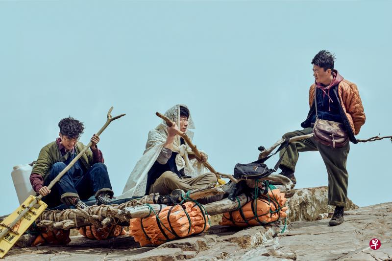 小王(右)在岛上采取独裁统治,对比之下,马进(中)和小兴(左)采取宗教感召手法。(剧照) 小王(右)在岛上采取独裁统治,对比之下,马进(中)和小兴(左)采取宗教感召手法。(剧照)