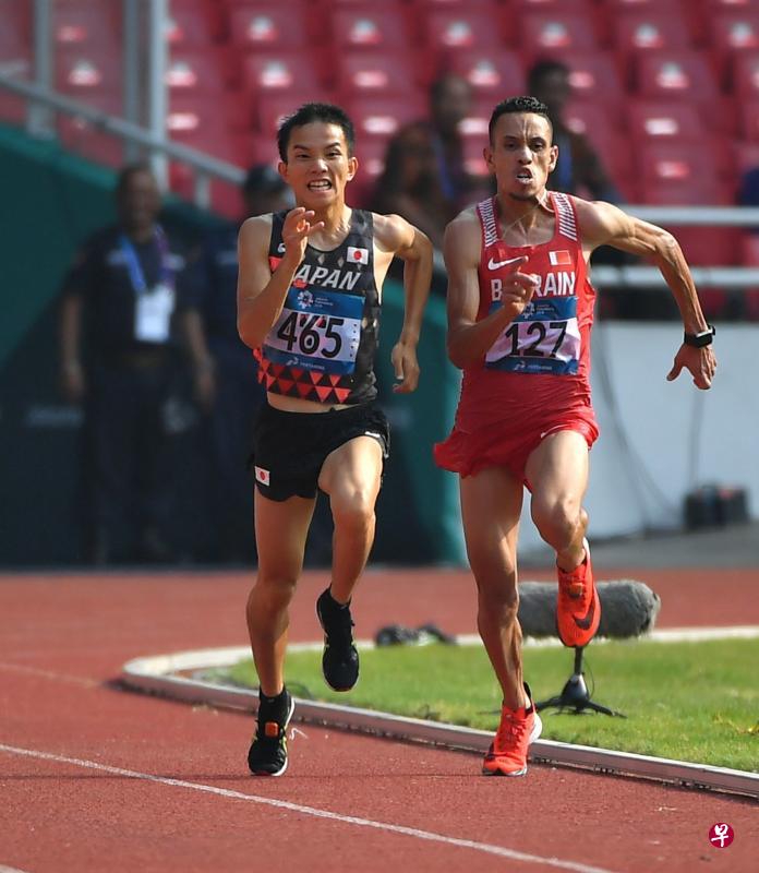 井上大仁(左)和埃巴西在最后阶段竞争激烈。(路透社) 井上大仁(左)和埃巴西在最后阶段竞争激烈。(路透社)