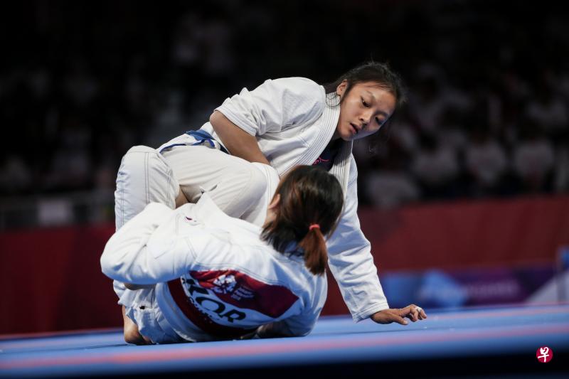 新加坡女将连天恩(上)在决赛中与韩国世界冠军宋琦拉奋战到底,最终不敌对手屈居亚军。(叶振忠摄) 新加坡女将连天恩(上)在决赛中与韩国世界冠军宋琦拉奋战到底,最终不敌对手屈居亚军。(叶振忠摄)