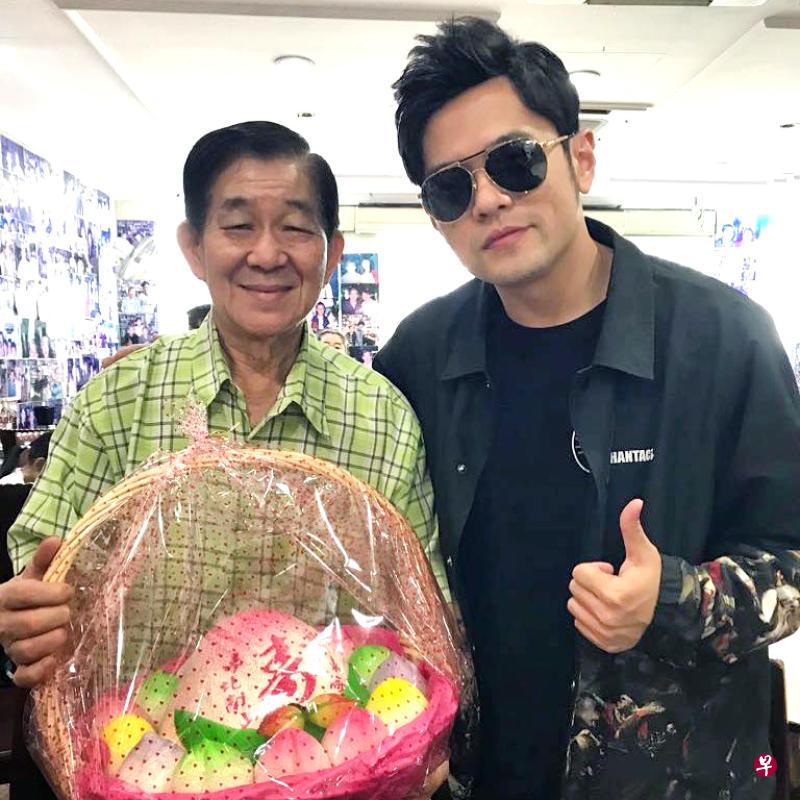 周杰伦到发起人肉骨茶餐馆用餐恰巧遇上老板蔡水发生日,并向老板祝寿。(取自面簿) 周杰伦到发起人肉骨茶餐馆用餐恰巧遇上老板蔡水发生日,并向老板祝寿。(取自面簿)