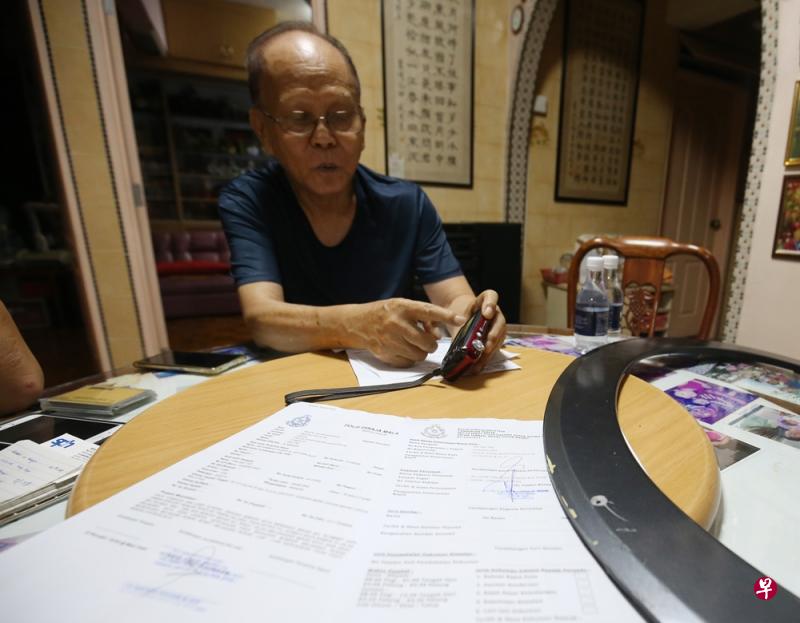 狮城车主陈明深指对方竟若无其事把车开走,令他气结,只好到新山警局报案。(谢智扬摄) 狮城车主陈明深指对方竟若无其事把车开走,令他气结,只好到新山警局报案。(谢智扬摄)