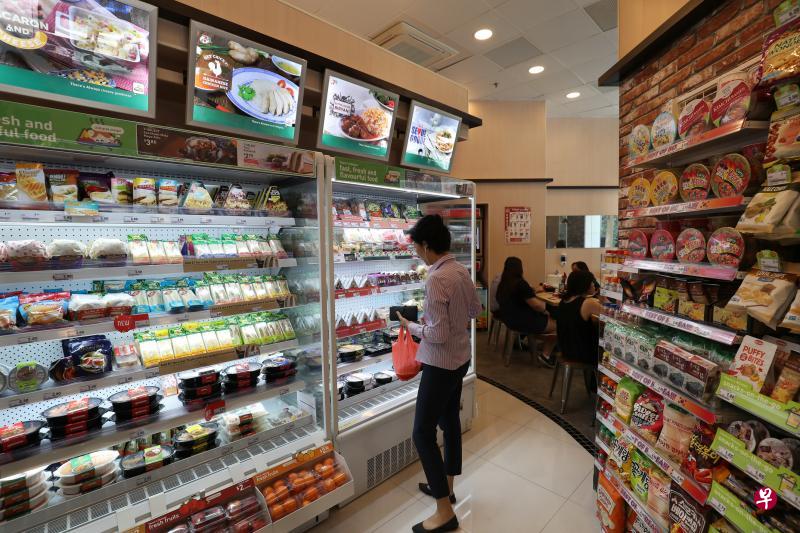 便利店7-Eleven不仅改良即食餐点的准备方式,也扩大食物种类,提供如海南鸡饭和泡菜炒饭等。(陈来福摄) 便利店7-Eleven不仅改良即食餐点的准备方式,也扩大食物种类,提供如海南鸡饭和泡菜炒饭等。(陈来福摄)