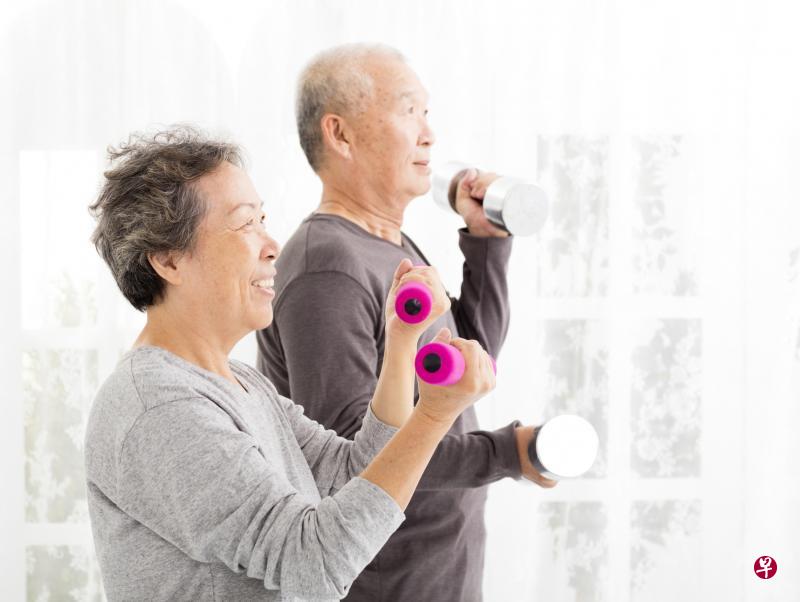 保持生活活跃，经常运动如举重等，对训练肌力有帮助。（iStock图片）