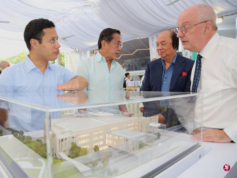 社会及家庭发展部长兼国家发展部第二部长李智陞(左起)、新大董事会主席何光平、印尼华裔商人翁俊民和新大校长梅雅诺,一同参观新教学大楼模型。(庄耿闻摄) 社会及家庭发展部长兼国家发展部第二部长李智陞(左起)、新大董事会主席何光平、印尼华裔商人翁俊民和新大校长梅雅诺,一同参观新教学大楼模型。(庄耿闻摄)