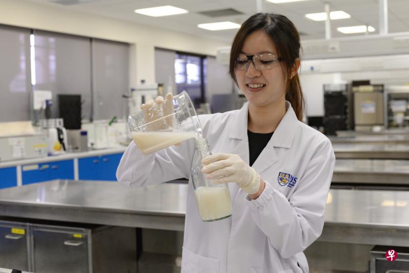 国大理学院食品科学技术学科博士生黄颖真前后尝试使用10种酵母、四种酶才得以调配出理想的配方比例,制作出这款富含活性益生菌的饮料。(朱睿彬摄) 国大理学院食品科学技术学科博士生黄颖真前后尝试使用10种酵母、四种酶才得以调配出理想的配方比例,制作出这款富含活性益生菌的饮料。(朱睿彬摄)