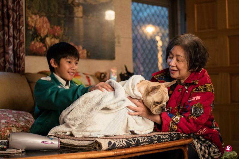 鲍起静(右)与童星吴至璿在《生生》中有一段忘年友情。(剧照/The Flimic Eye) 鲍起静(右)与童星吴至璿在《生生》中有一段忘年友情。(剧照/The Flimic Eye)