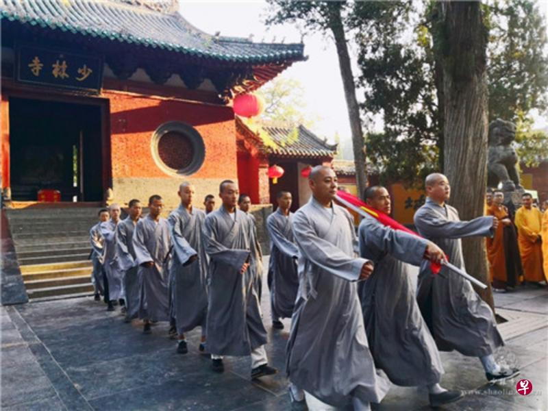 少林寺僧人在升旗前请国旗。(少林寺官网) 少林寺僧人在升旗前请国旗。(少林寺官网)