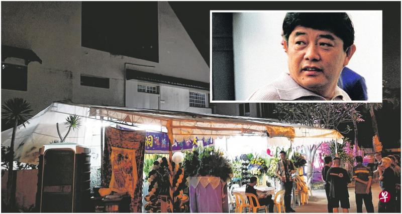 “阿窿山”的灵堂摆满花圈,家属低调不愿受访。(庄耿闻/摄影)小图:外号“阿窿山”的蔡忠忠前天逝世,享年62岁。(档案照) “阿窿山”的灵堂摆满花圈,家属低调不愿受访。(庄耿闻/摄影)小图:外号“阿窿山”的蔡忠忠前天逝世,享年62岁。(档案照)