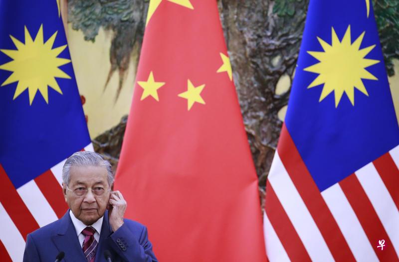 马来西亚首相马哈迪在结束访问中国后对外宣布,取消由中国企业参与建设的三个合作项目,涉及金额高达230亿美元。(法新社档案照) 马来西亚首相马哈迪在结束访问中国后对外宣布,取消由中国企业参与建设的三个合作项目,涉及金额高达230亿美元。(法新社档案照)