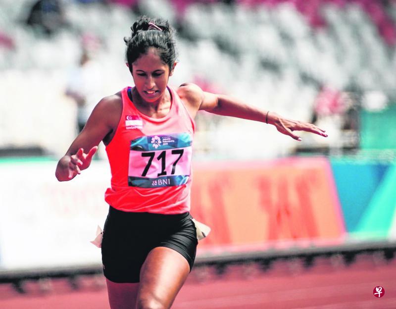 新加坡短跑好手珊蒂在女子200米总排名第13位。(叶振忠摄) 新加坡短跑好手珊蒂在女子200米总排名第13位。(叶振忠摄)