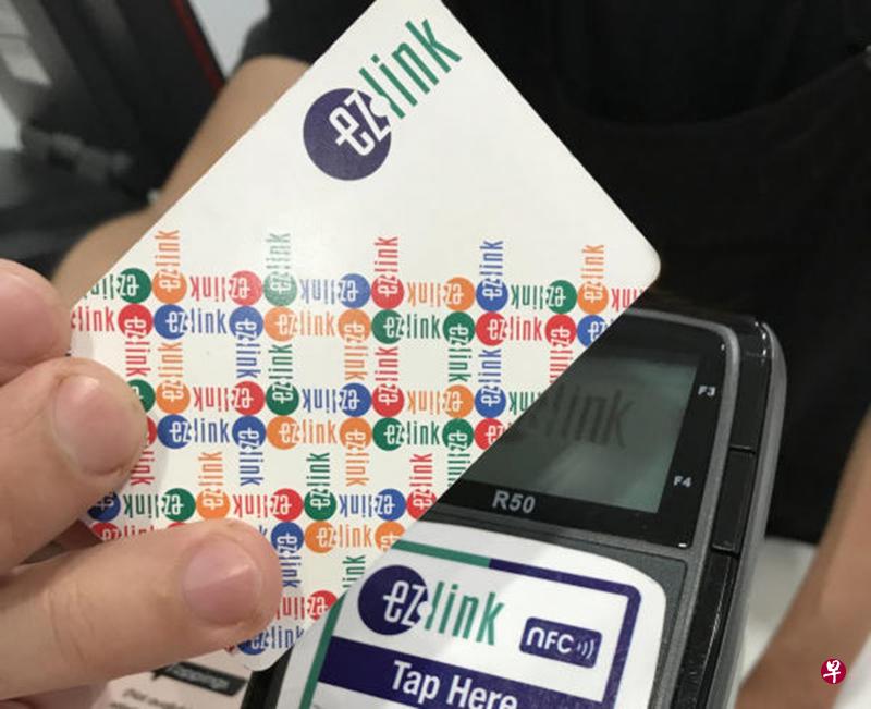被告法伊扎尔利用盗取的信用卡资料,在网上为易通卡添值。(档案照) 被告法伊扎尔利用盗取的信用卡资料,在网上为易通卡添值。(档案照)