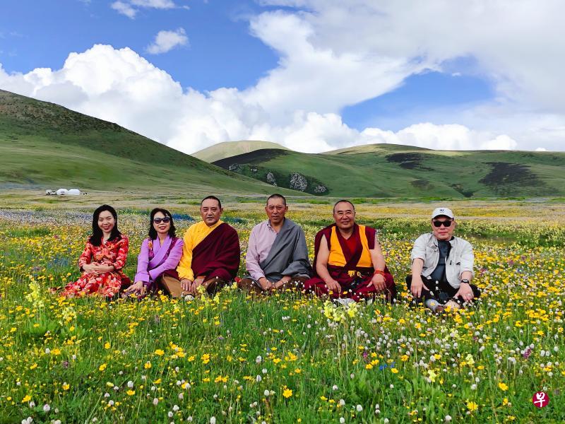 徜徉在毛娅坝大草原花海间,对大自然与生命充满了爱。图为本文作者(左二)与新加坡友人(右一)及三位活佛合影。 徜徉在毛娅坝大草原花海间,对大自然与生命充满了爱。图为本文作者(左二)与新加坡友人(右一)及三位活佛合影。