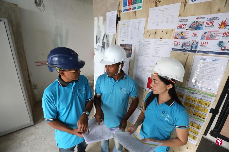 建益私人有限公司安全主管耶齐德(左起)、安全管工毛希丁,以及项目总监谢慧雅在工地讨论安全事宜。(陈斌勤摄) 建益私人有限公司安全主管耶齐德(左起)、安全管工毛希丁,以及项目总监谢慧雅在工地讨论安全事宜。(陈斌勤摄)