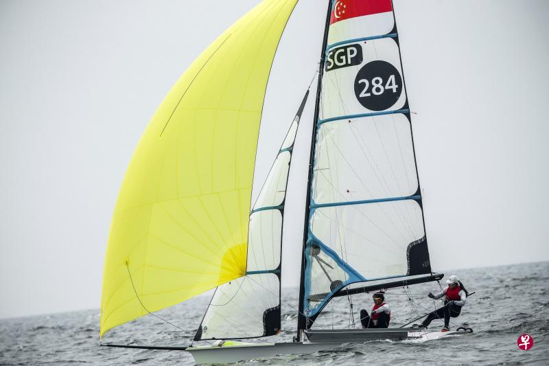 林敏和刘瑞琦驾驶284号帆船乘风破浪。(叶振忠摄) 林敏和刘瑞琦驾驶284号帆船乘风破浪。(叶振忠摄)