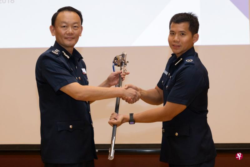 出任中央警署署长的陈秀鑫副助理警察总监(右),从警察总监云维德手中接过指挥剑。(警方提供) 出任中央警署署长的陈秀鑫副助理警察总监(右),从警察总监云维德手中接过指挥剑。(警方提供)