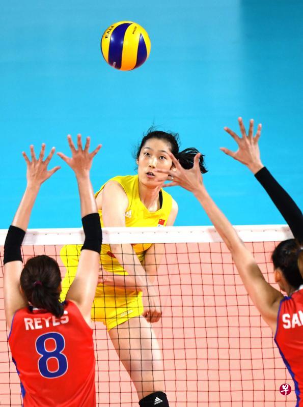 中国女排主攻手朱婷在比赛中扣球。(中新社) 中国女排主攻手朱婷在比赛中扣球。(中新社)