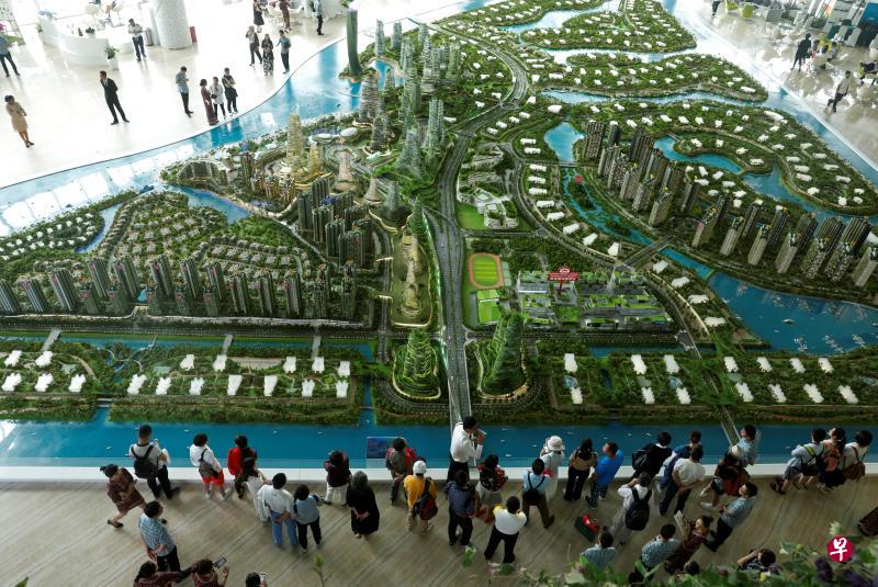 买家参观森林城市一房地产项目示范单位。(路透社) 买家参观森林城市一房地产项目示范单位。(路透社)