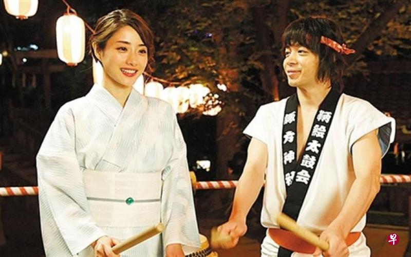 石原里美(左)与峯田和伸上演“门不当户不对”的恋爱。(互联网) 石原里美(左)与峯田和伸上演“门不当户不对”的恋爱。(互联网)