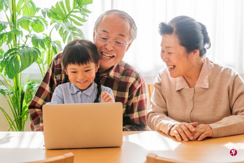 祖父母能与孙子一同通过编码工作坊,掌握与学习科技知识。(iStock图片) 祖父母能与孙子一同通过编码工作坊,掌握与学习科技知识。(iStock图片)