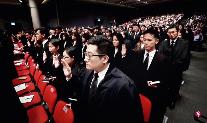 大法官梅达顺昨天主持第一场新律师宣誓仪式时,敦促年轻律师必须对法律和法律以外的世界抱持热忱,并勇于尝试新事物。(陈来福摄) 大法官梅达顺昨天主持第一场新律师宣誓仪式时,敦促年轻律师必须对法律和法律以外的世界抱持热忱,并勇于尝试新事物。(陈来福摄)