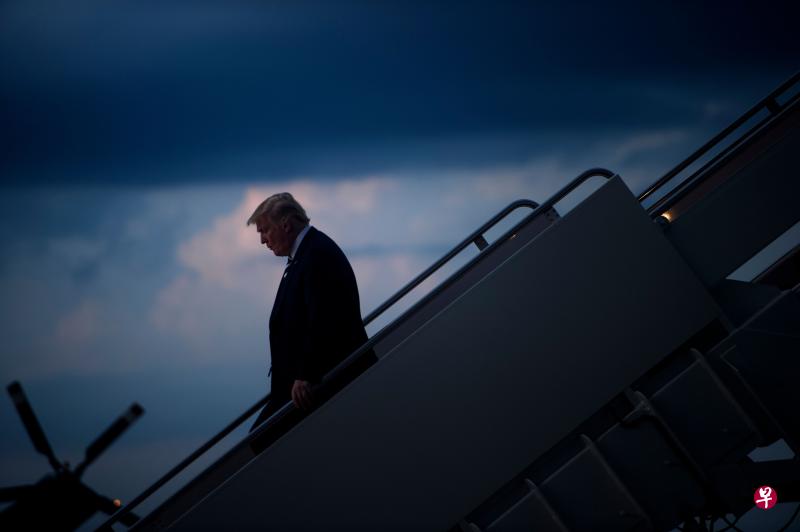 笔者认为,特朗普的这些白手套一系列非法行为的曝光,也暴露了特朗普一贯的行事方式,反映了他酷似黑帮老大的人格特质。(法新社) 笔者认为,特朗普的这些白手套一系列非法行为的曝光,也暴露了特朗普一贯的行事方式,反映了他酷似黑帮老大的人格特质。(法新社)