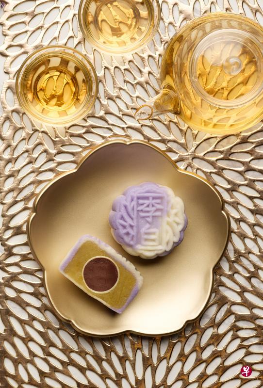 松露海盐巧克力白莲蓉迷你冰皮月饼 。 松露海盐巧克力白莲蓉迷你冰皮月饼 。