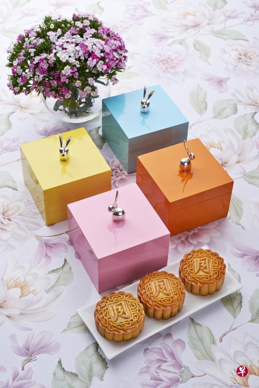 金黄、粉蓝、鲜橘、粉红四色盒子,月饼100%清真认证。 金黄、粉蓝、鲜橘、粉红四色盒子,月饼100%清真认证。