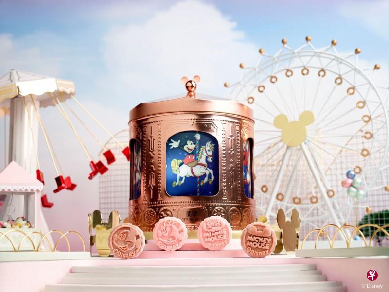 限量版“米奇与米妮”音乐旋转木马月饼盒包装,以玫瑰金镀制。 限量版“米奇与米妮”音乐旋转木马月饼盒包装,以玫瑰金镀制。