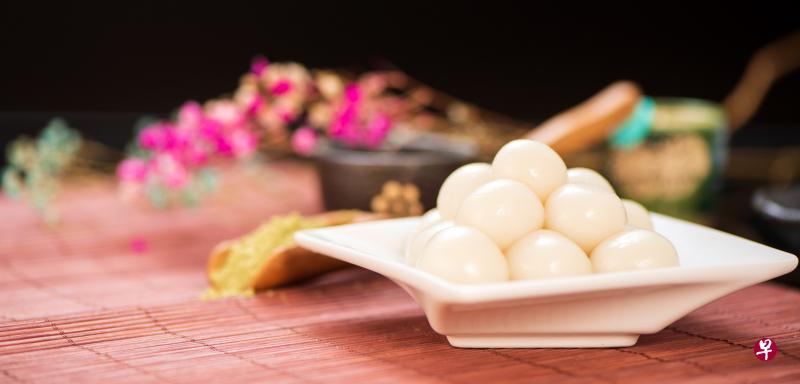 日本人在赏月的时候不吃月饼,而吃称为“月见团子”的江米团子。(iStock图片)(iStock图片) 日本人在赏月的时候不吃月饼,而吃称为“月见团子”的江米团子。(iStock图片)(iStock图片)
