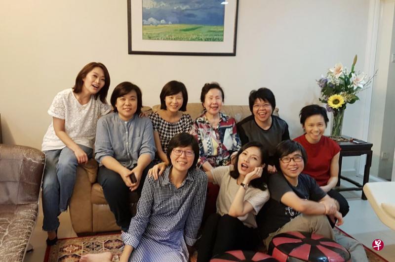 欧菁仙(前排中)与圣尼各拉前校长李宝丝(后排右三)及其他校友合照。(作者提供) 欧菁仙(前排中)与圣尼各拉前校长李宝丝(后排右三)及其他校友合照。(作者提供)