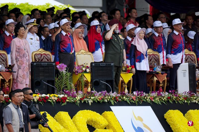 昨天在布城举行的国庆庆典上,马哈迪(前排左二)与安华(前排右一)重新同台,中为国家元首莫哈末五世。(彭博社) 昨天在布城举行的国庆庆典上,马哈迪(前排左二)与安华(前排右一)重新同台,中为国家元首莫哈末五世。(彭博社)