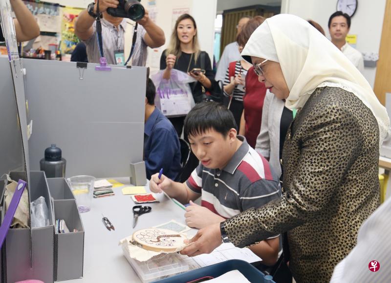 哈莉玛总统(右一)昨日在参访职业与职能培训中心刺绣与缝纫培训基地时,欣赏一名自闭生的刺绣作品。(邬福梁摄) 哈莉玛总统(右一)昨日在参访职业与职能培训中心刺绣与缝纫培训基地时,欣赏一名自闭生的刺绣作品。(邬福梁摄)