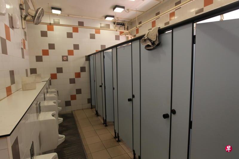 政府2001年至2014年左右推出小贩中心翻新计划,大多小贩中心的厕所已经过翻修。(档案照) 政府2001年至2014年左右推出小贩中心翻新计划,大多小贩中心的厕所已经过翻修。(档案照)