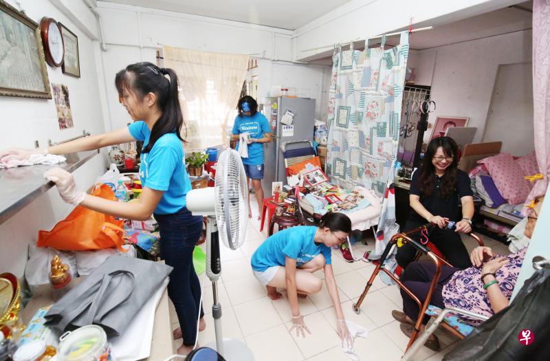 参与“清洁住家,漆上笑颜”活动的义工及协会创办人吴奕葿(右二)除了为独居老人的租赁单位粉刷上新漆,还和他们聊天及清理杂物等。(梁麒麟摄) 参与“清洁住家,漆上笑颜”活动的义工及协会创办人吴奕葿(右二)除了为独居老人的租赁单位粉刷上新漆,还和他们聊天及清理杂物等。(梁麒麟摄)
